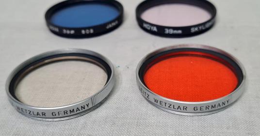 2 Filtri fotografici LEICA - 2 filtri HOYA diam. 39 mm 2 Filtri fotografici LEICA - 2 filtri HOYA diam. 39 mm