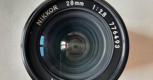 Fotocamere, obbiettivi, accessori vari, in blocco