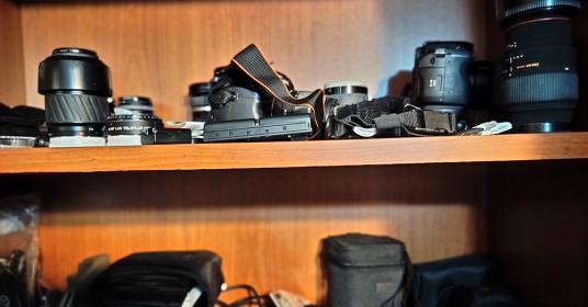 KIT MINOLTA-SoNY competo dio due fotocamere con doppia batteria, flash, obiettivi, eccetera (vedi descriziione)