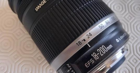 Vendo obiettivo Canon 18-200mm f 3,5-5,6  Vendo obiettivo Canon 18-200mm f 3,5-5,6